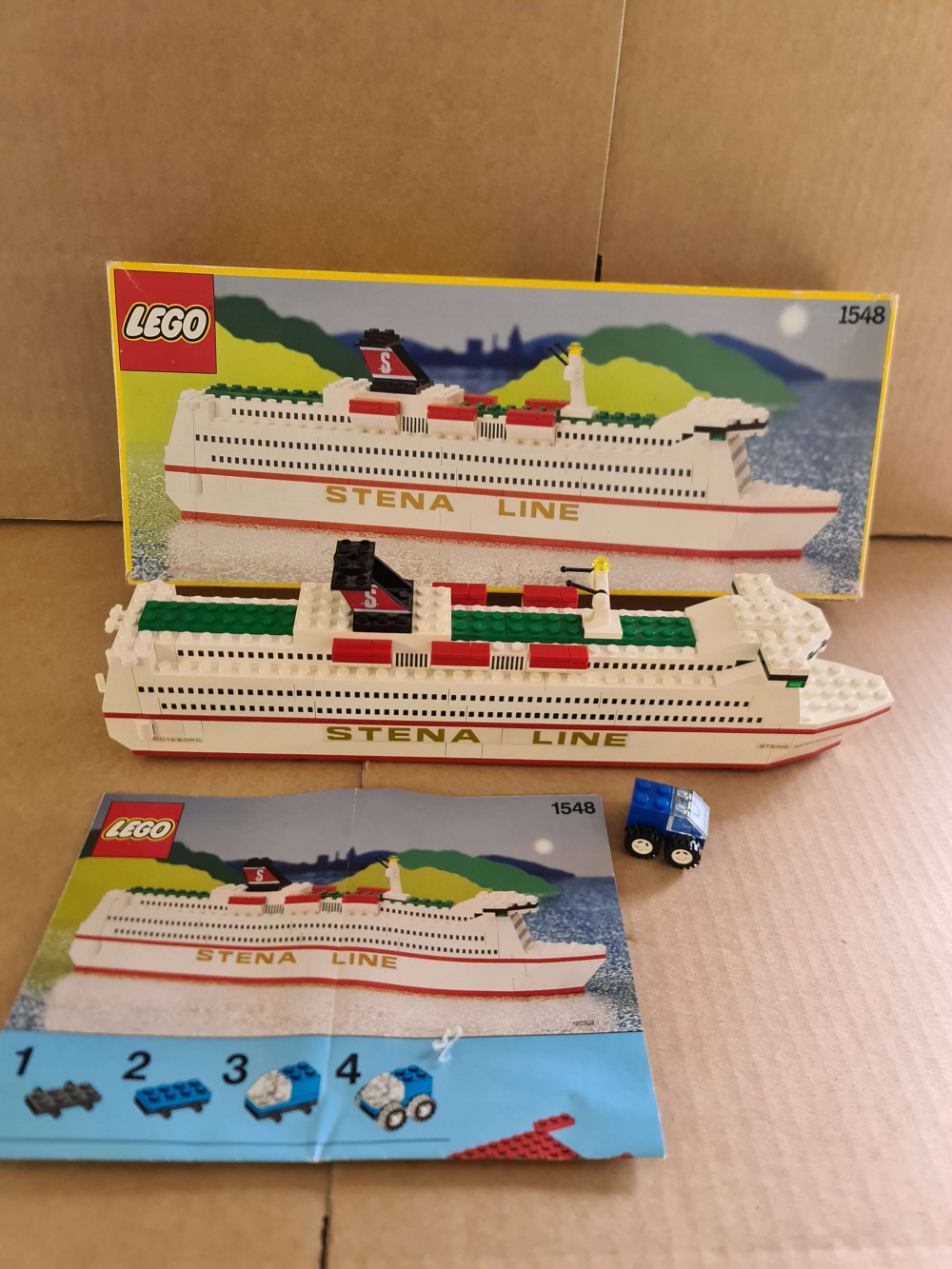 Sett 1548 fra Lego Universal Buildings Sets : Ferries serien.
Meget pent sett. 
Komplett med manual og eske.
Nye originale klistremerker akkurat satt på.
