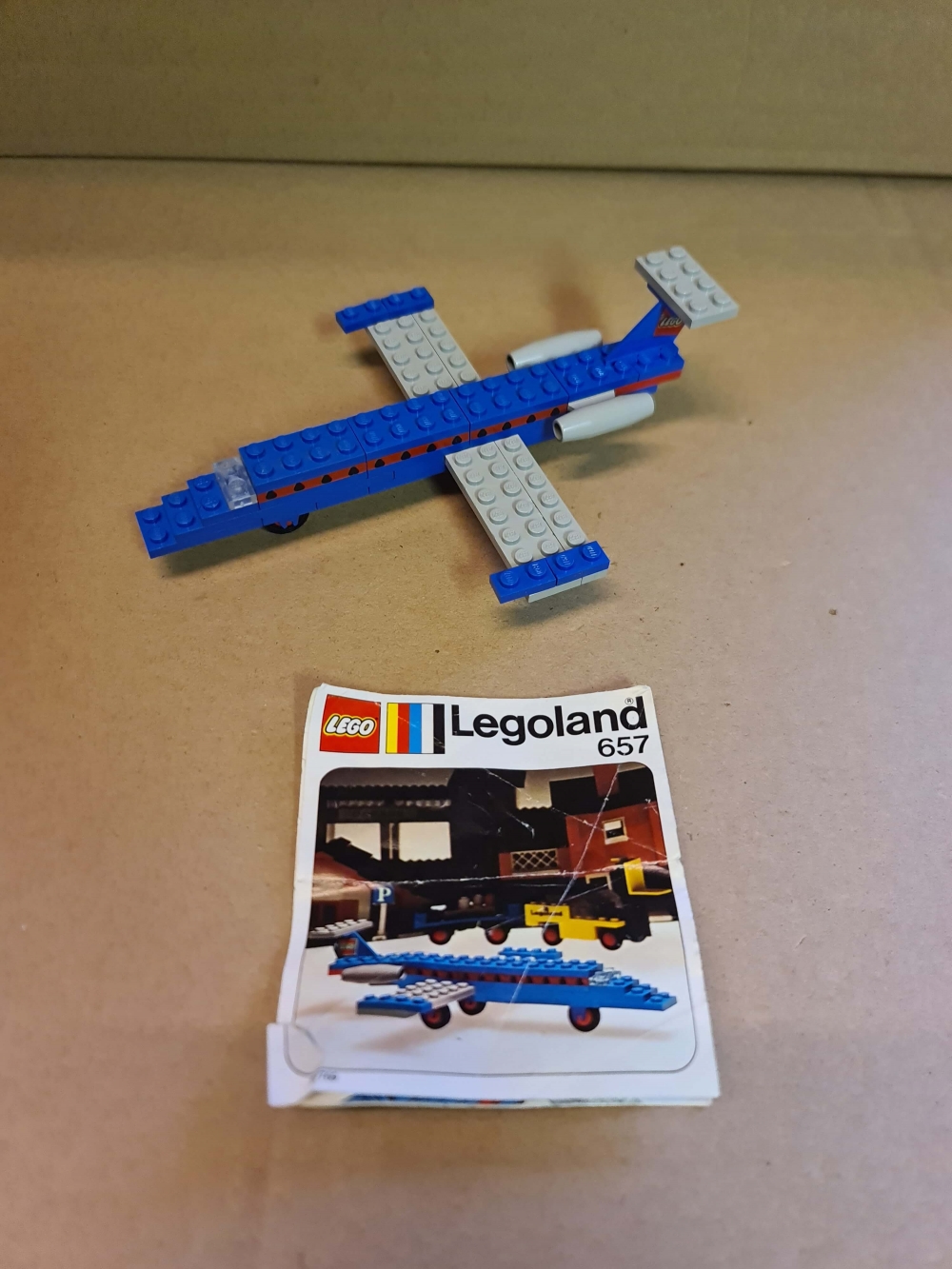 Sett 657 fra Lego : Legoland serien.

Helt komplett med manual. (Manual er ikke så bra og er delt.)
Settet i brukt tilstand. Merker forekommer da alle brikker er til settet og PatPend.


