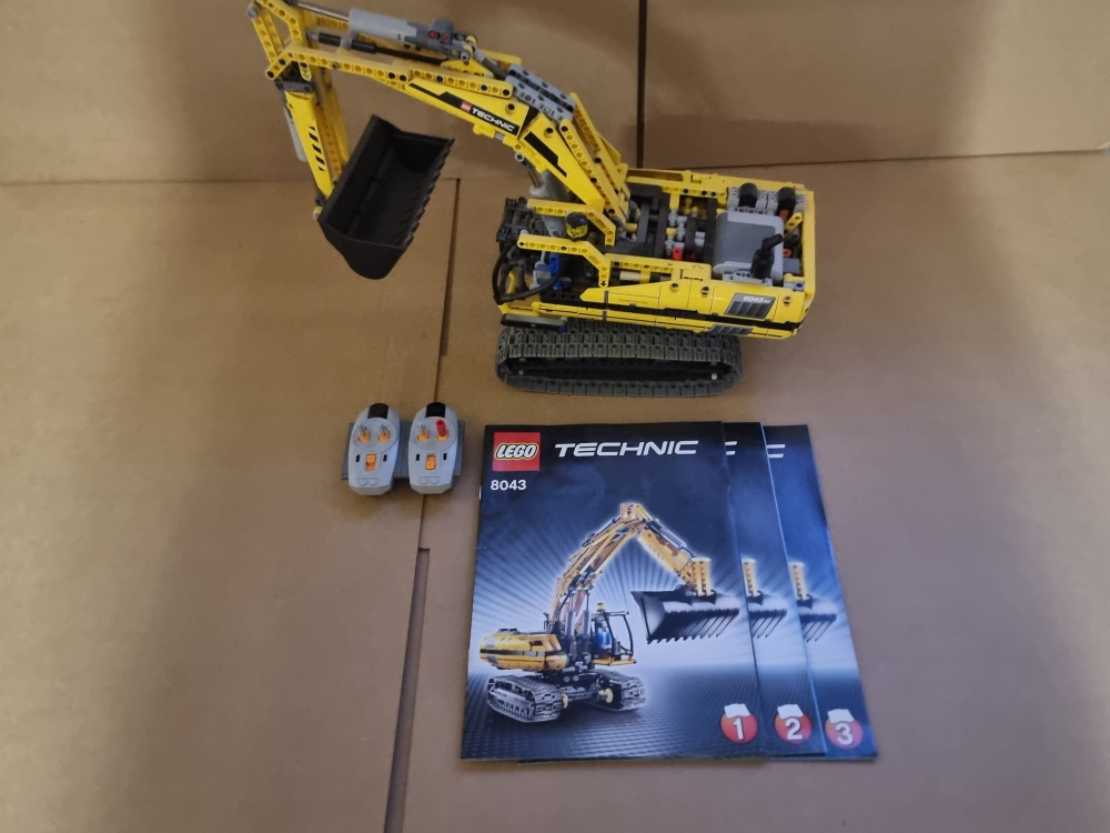 Sett 8043 fra Lego Tecgnic serien.
Bygget sett.
Med manualer.