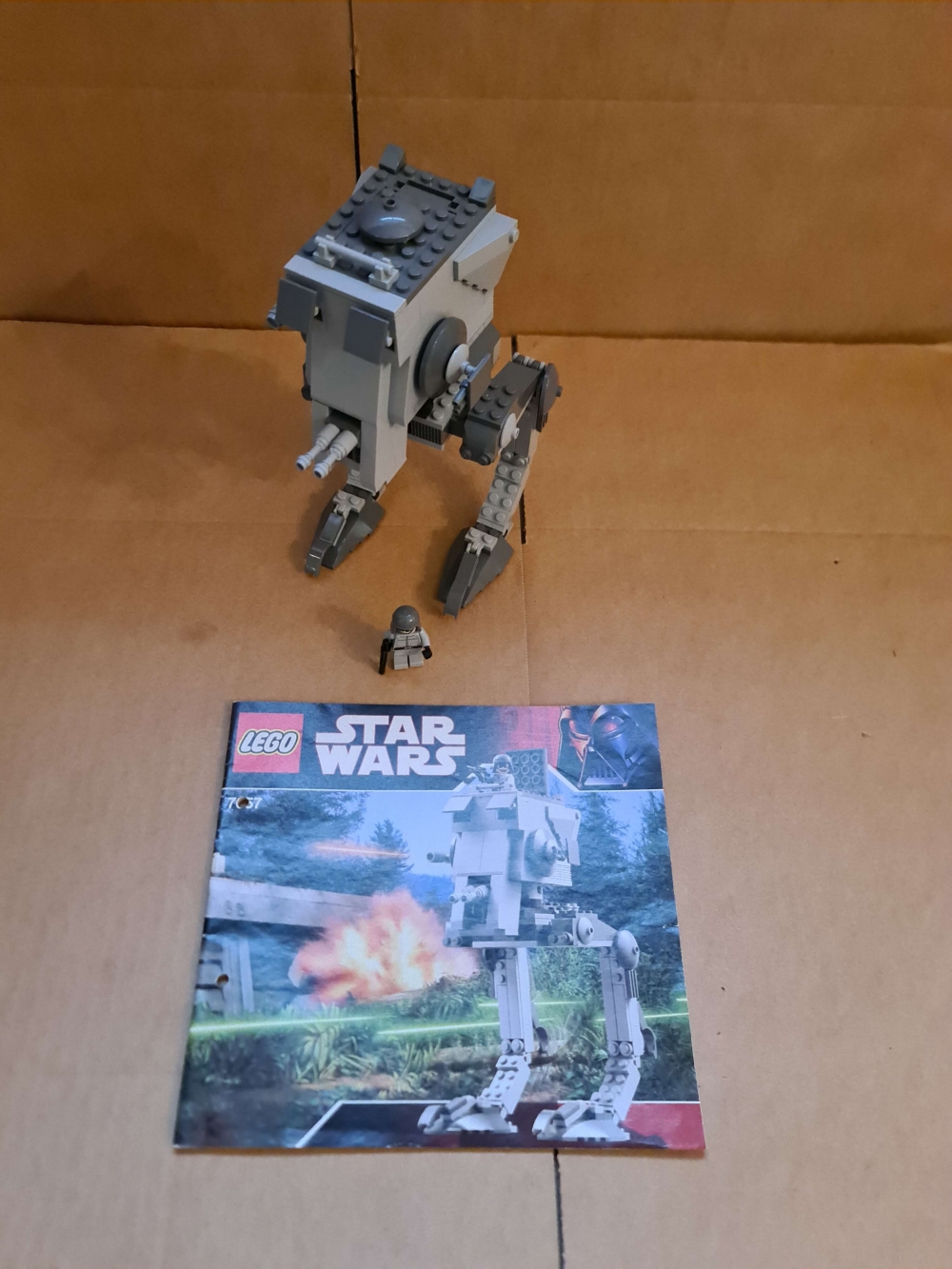 Sett 7657 fra Lego Star Wars: Episode 4/5/6 serien.

Meget pent.
Komplett med manual.