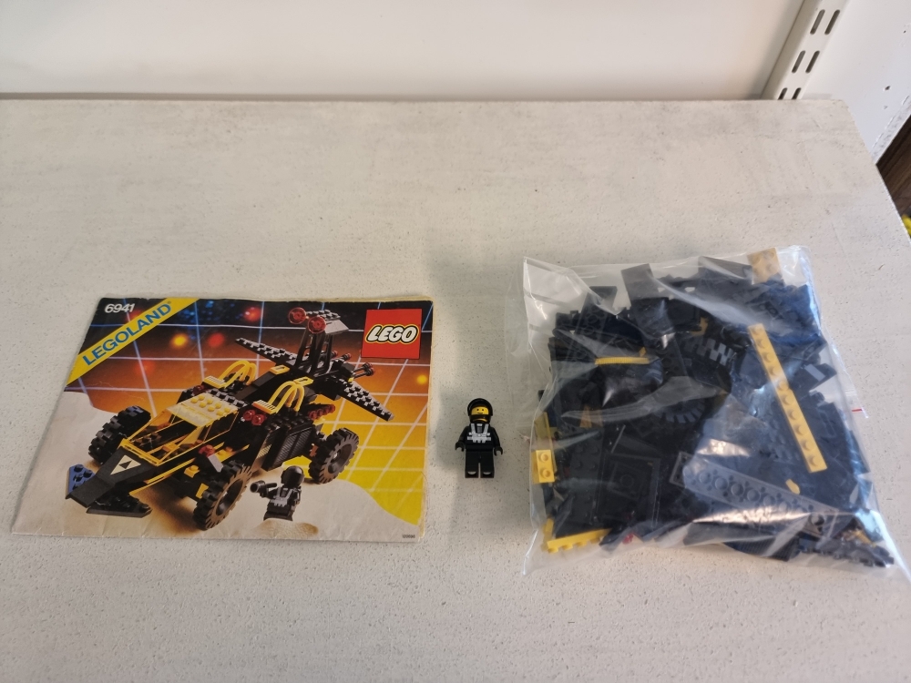 Sett 6941 fra Lego Space : Blacktron 1 serien.
Komplett i god stand. Med manual.