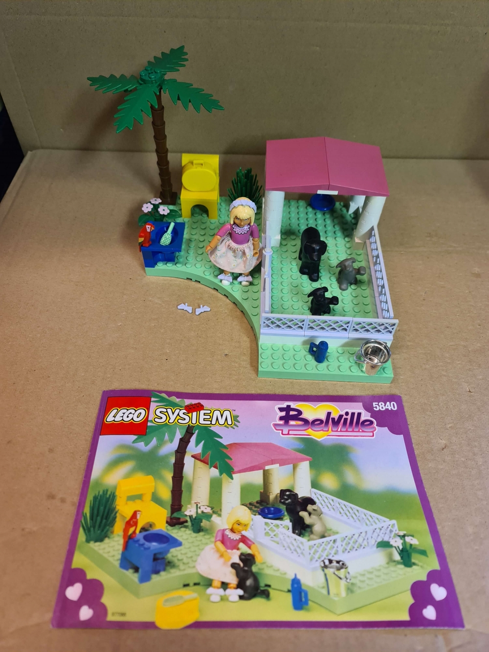Sett 5840 fra Lego Belville serien.
Komplett med manual.
Noe solskader på enkelte brikker. Se bilder.
