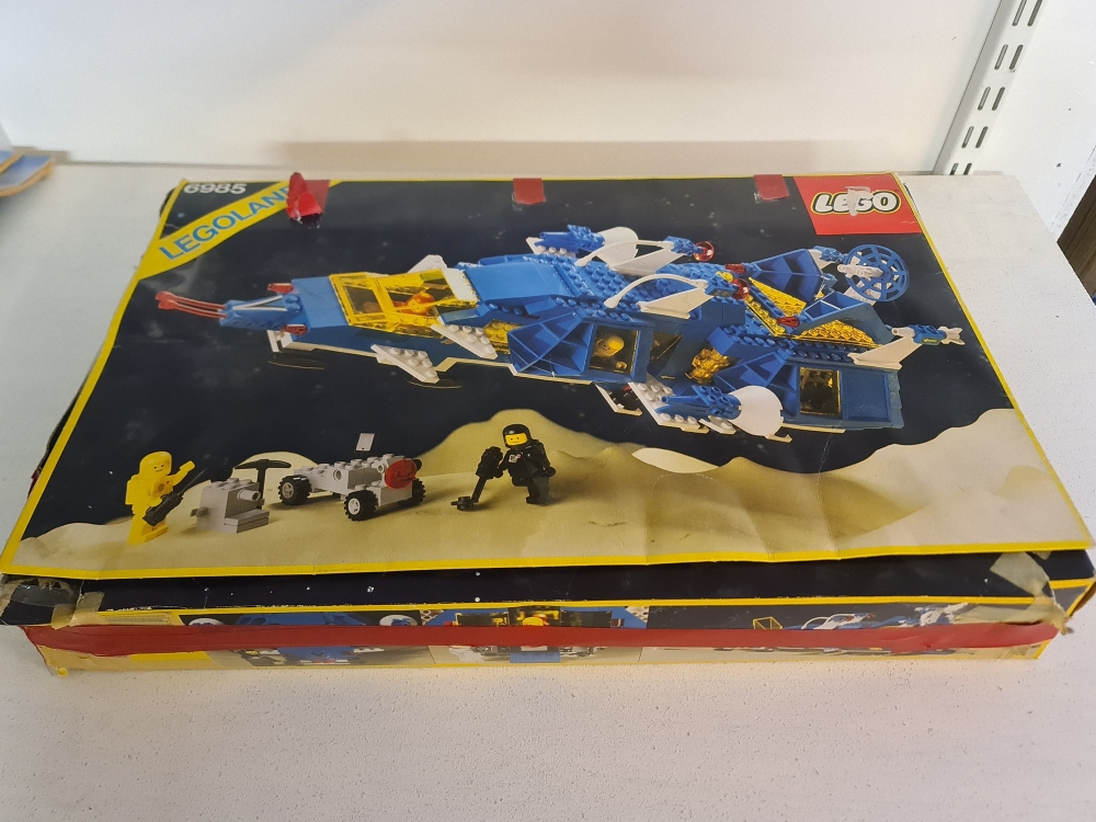 Sett 6985 fra Lego Classic Space serien.
Pent sett. Komplett med dårlig eske og manual.
