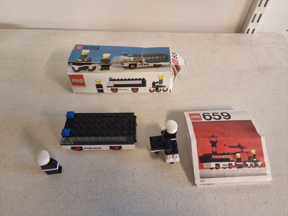 Sett 659 fra Lego Legoland serien,
Flott sett. 
Komplett med manual og eske.