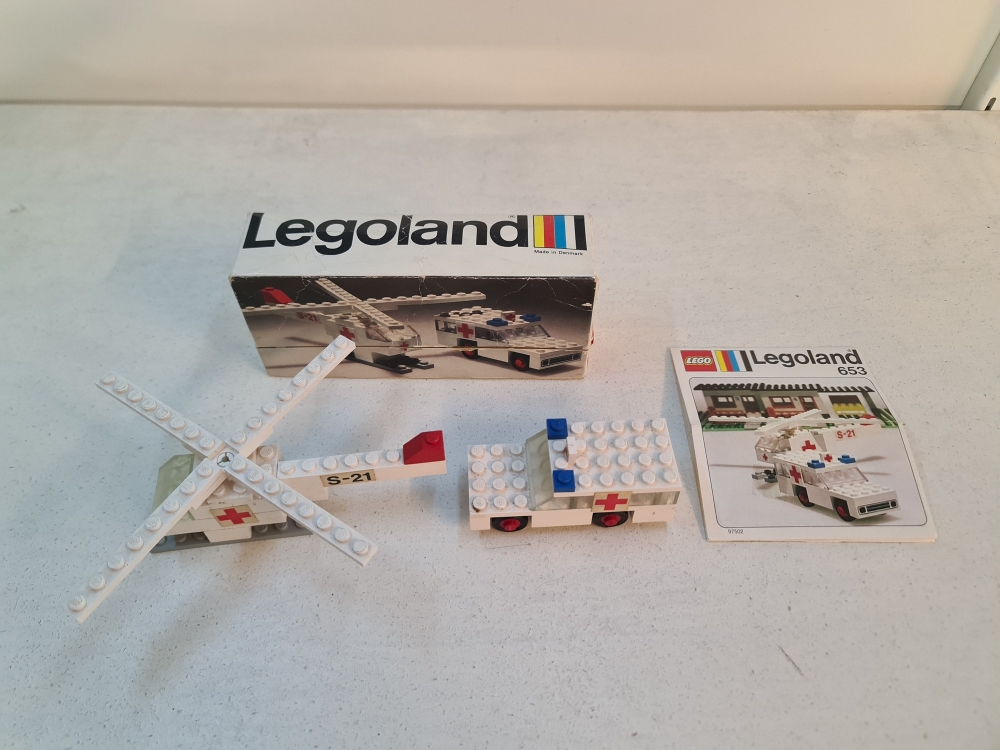 Sett 653 fra Lego Legoland serien.
Veldig fint sett. Komplett med manual og eske.
Alle klistremerker på plass