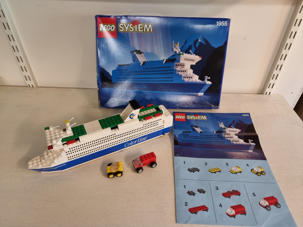 Sett 1955 fra Lego Universal Building Set : Ferries serien.

Nydelig sett. Komplett med manual og eske
Det er Kronprins Harald klistremerker som står på.
