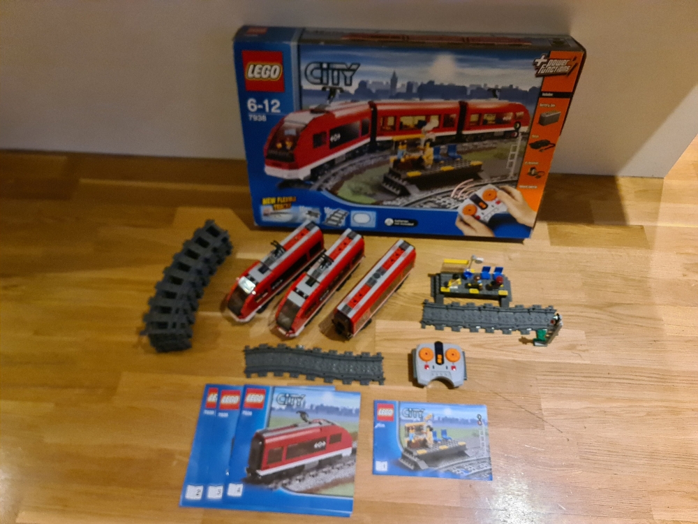 Sett 7938 fra Lego Train : RC Train serien.
Flott sett, som nytt. 
Komplett med manualer, eske og alle klistremerker.