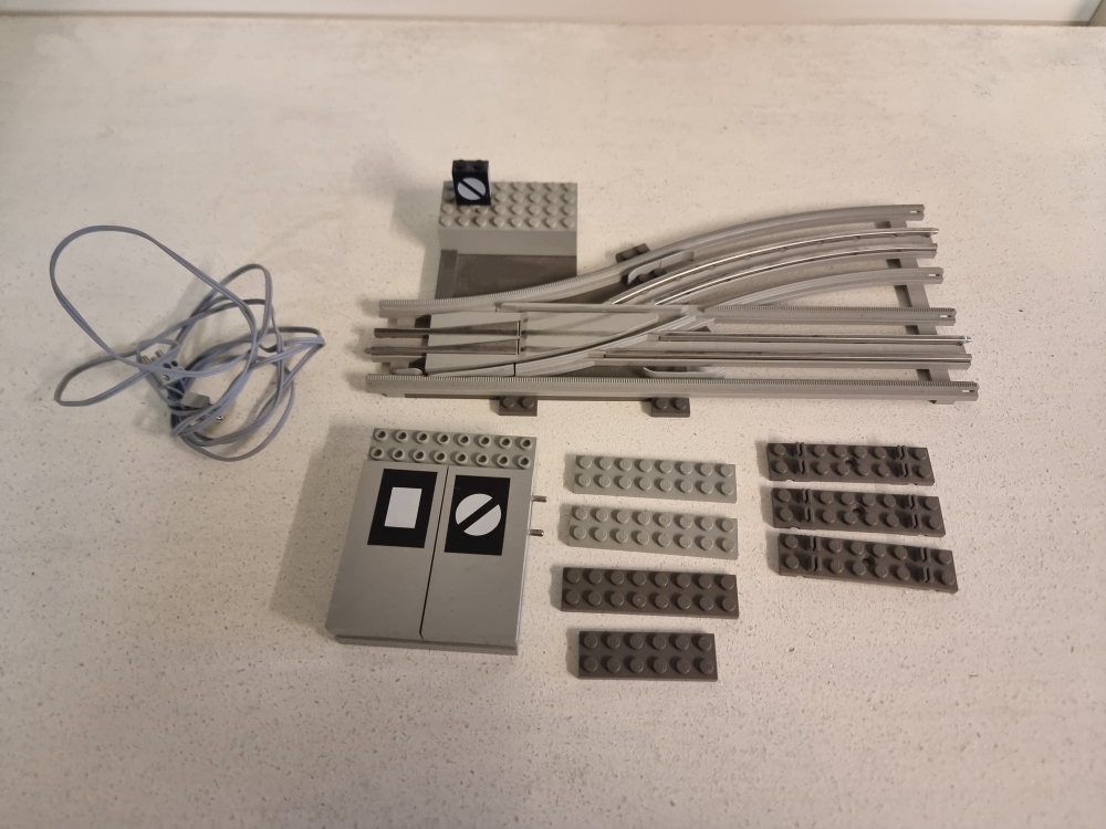 Sett 7859 fra Lego Train : 12v serien
Komplett uten manual.
Testet og fungerer.
Meget pent.