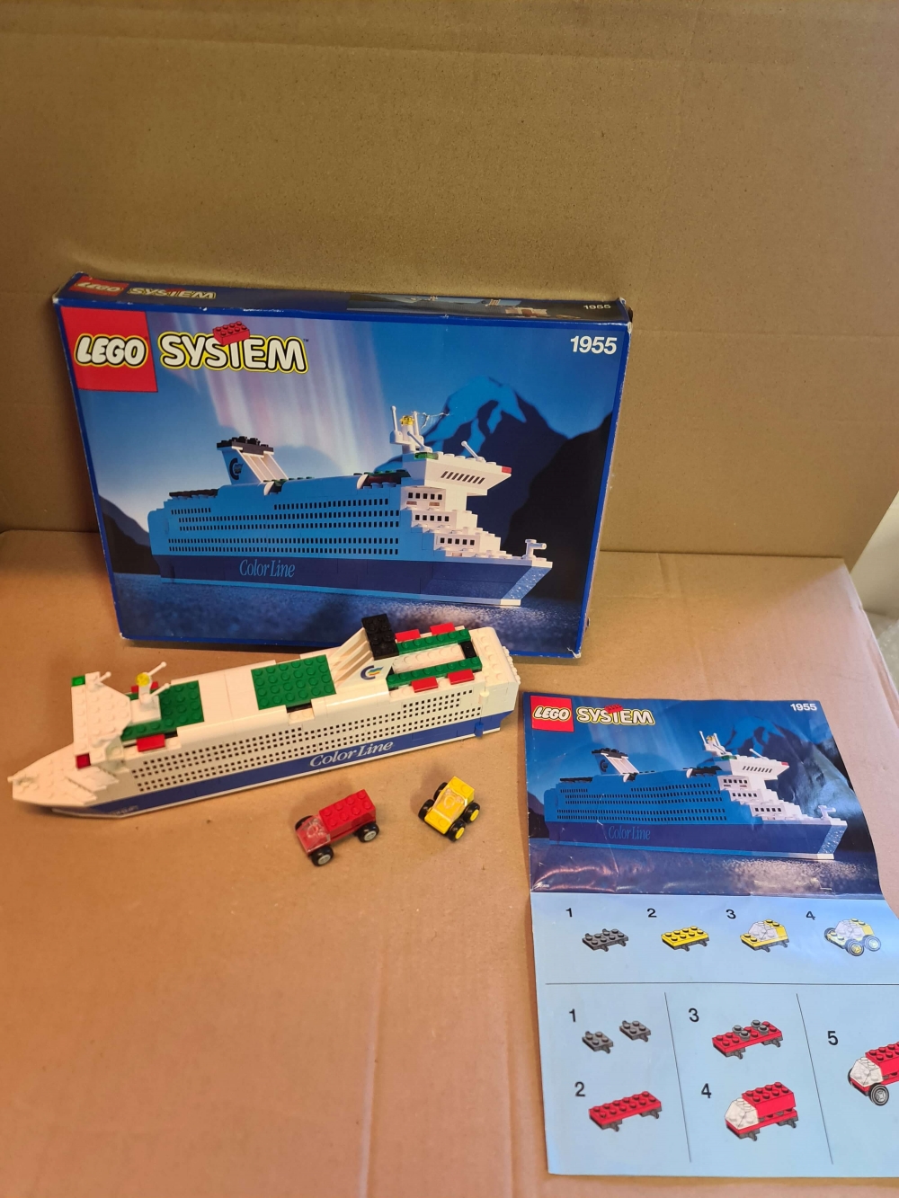 Sett 1955 fra Lego Universal Building Set : Ferries serien.

Nydelig sett. Komplett med manual og eske.
Det er Kronprins Harald klistremerker som står på.