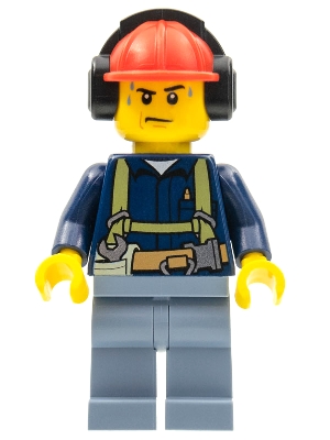 Construction Worker - Male, Shirt with Harness and Wrench, Sand Blue Legs, Red Construction Helmet with Black Ear Protectors / Headphones, Sweat Drops
Komplett i god stand.