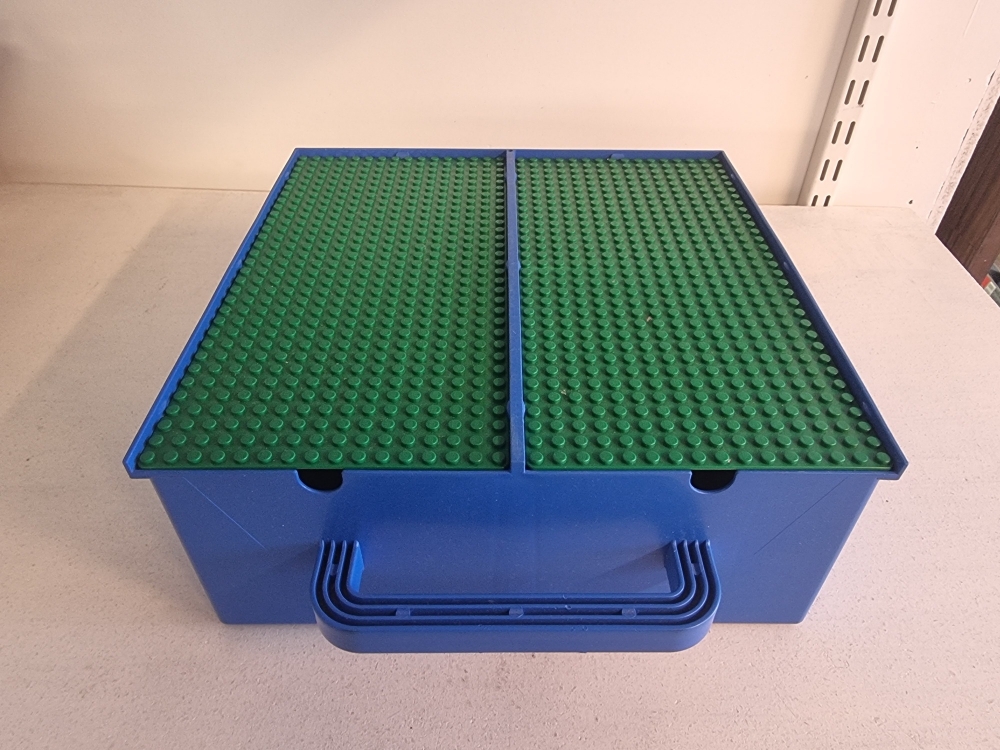 Storage Bin with Handle and Six Compartments with Green Baseplate Covers
I god stand. Mangler skillevegger.
