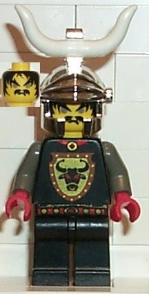 Knights Kingdom I - Cedric the Bull (Robber Chief), Chrome Silver Dragon Helmet, Horns
Komplett i god stand.
