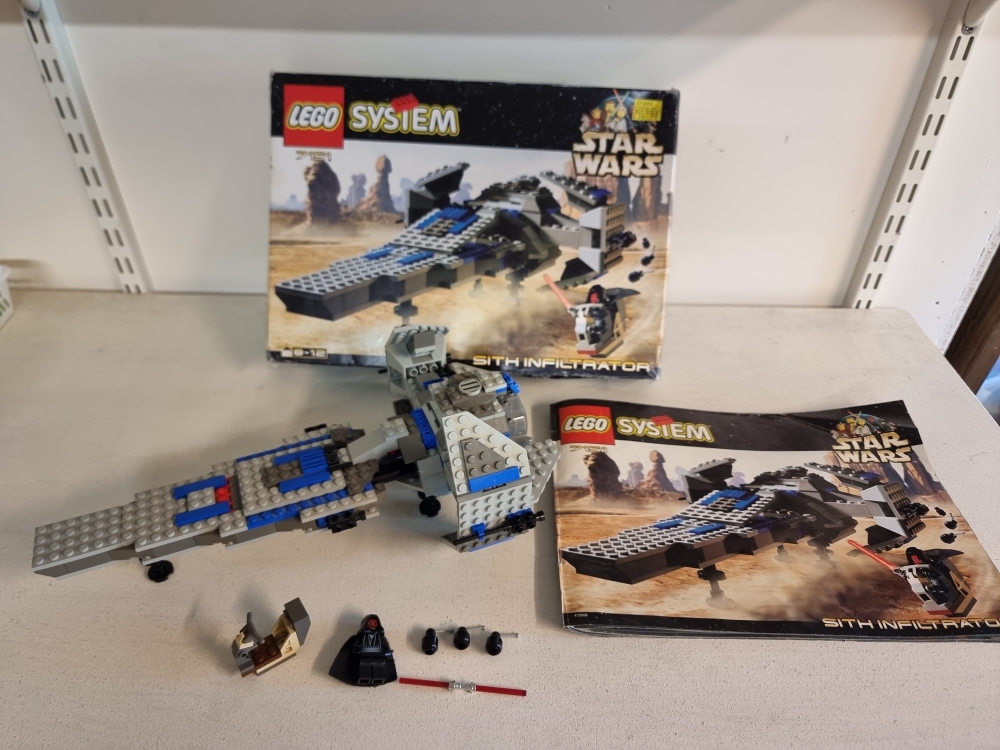 Sett 7151 fra Lego Star Wars : Episode 1 serien.
Meget pent. Litt støv.
Komplett med manual og eske.