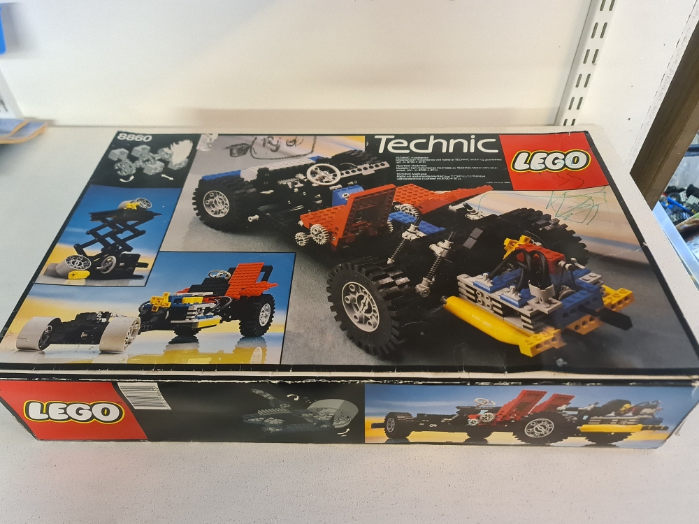 Sett 8860 fra Lego Technic Serien.
Komplett med noe dårlig eske. 

Ingen misfarging på brikker men noe bruksmerker og støv forekommer.