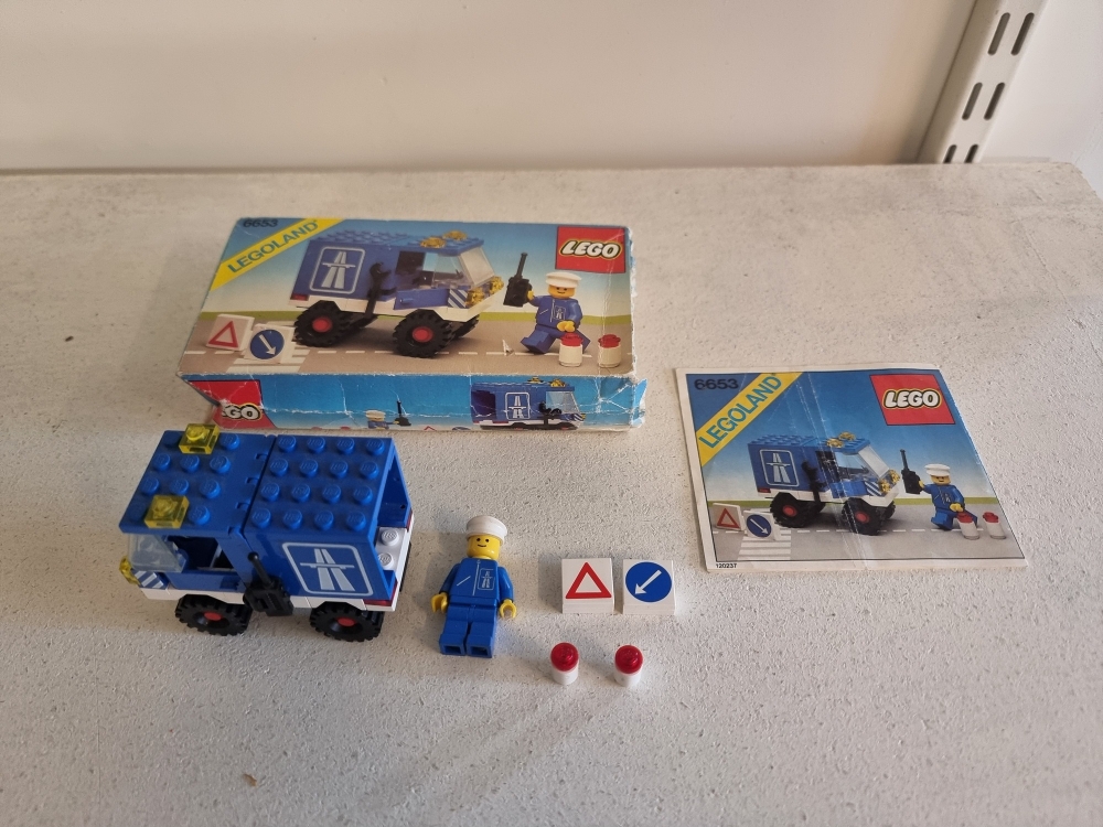 Sett 6653 fra Lego Classic Town serien.
Meget pent sett. Komplett med manual og eske.