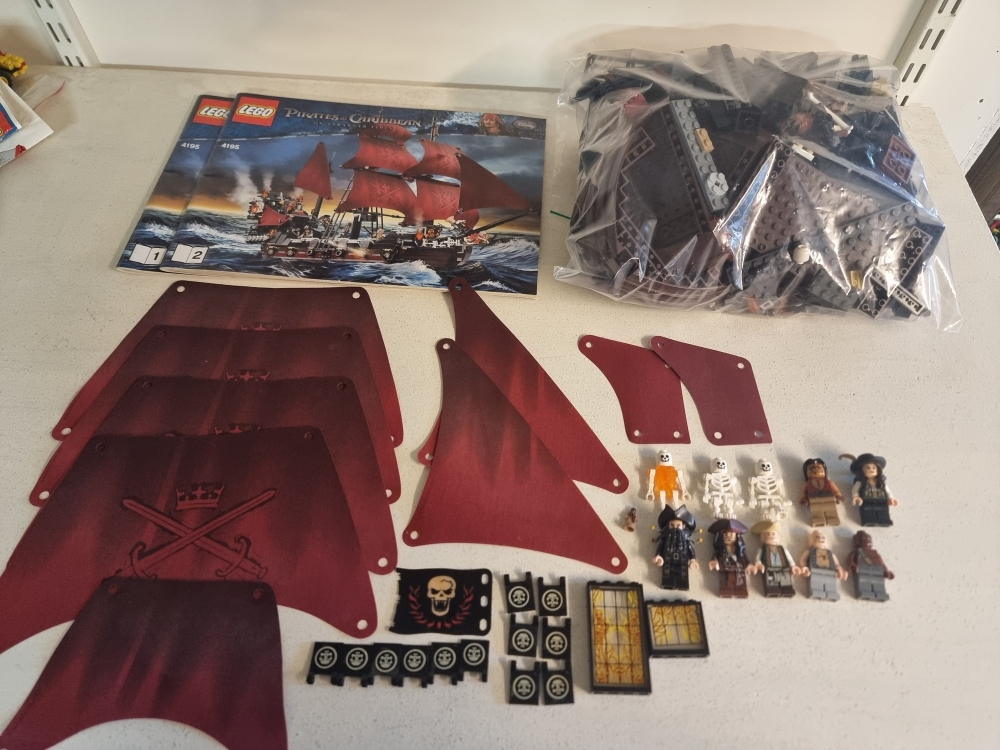 Sett 4194 fra Lego Pirates of The Caribbean serien.
Meget pent.
Komplett med manualer og strøkne figurer.