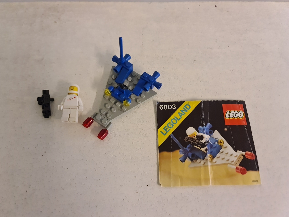 Sett 6803 fra Lego Classic Space serien.
Komplett med manual. Noe fadet gullmerke på figur og bruksmerker/nyanseforskjeller på sett/figur.