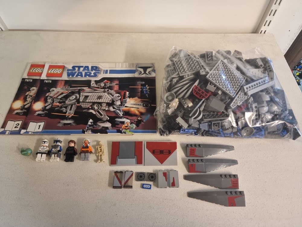 Sett 7675 fra Lego Star Wars: The Clone Wars serien.
Meget pent. Komplett
Flotte figurer. Noe støv.