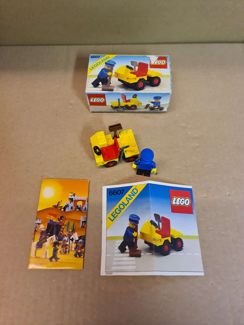 Sett 6607 fra Lego Classic Town serien.
Mint tilstand.
Komplett med manual, eske og reklame.