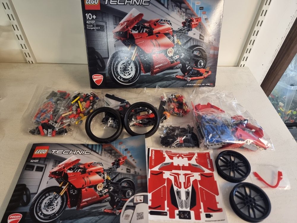 Sett 42107 fra Lego Technic serien.
Nytt men åpnet. 
Alt på plass. Ubrukte klistremerker.