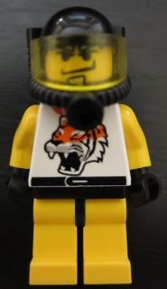 Race - Driver, Yellow Tiger, Underwater Helmet
I god stand.