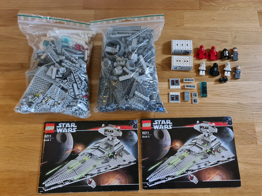 Sett 6211 fra Lego Star Wars : Episode 4/5/6 serien.
Meget pent. Ingen solskade.
Komplett med manualer.