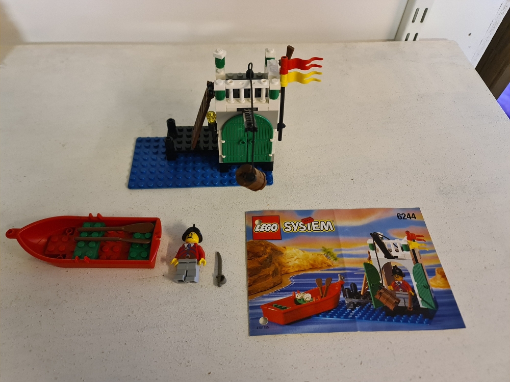 Sett 6244 fra Lego Pirates : Pirates 1 serien.
Komplett og pent sett med manual.