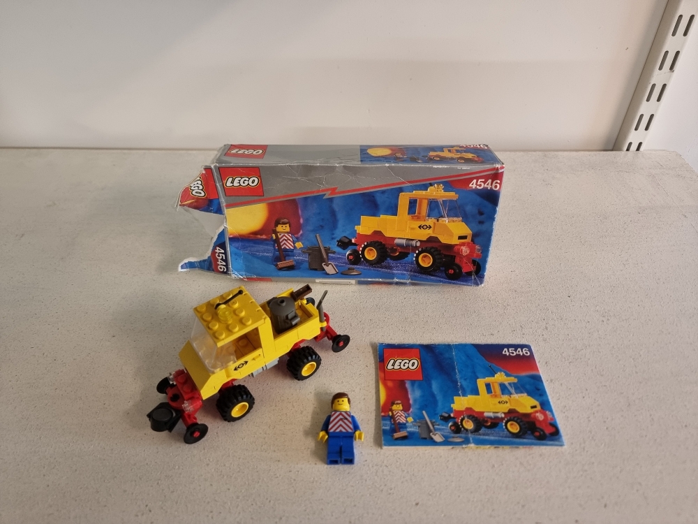 Sett 4546 fra Lego Train : 9V serien.
Pent sett.
Komplett med manual og dårlig eske.