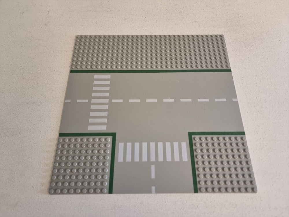 Baseplate, Road 32 x 32 8-Stud T Intersection with Road Pattern
God stand. Bruksmerker forekommer grunnet alder.
Bilde er eksempel.