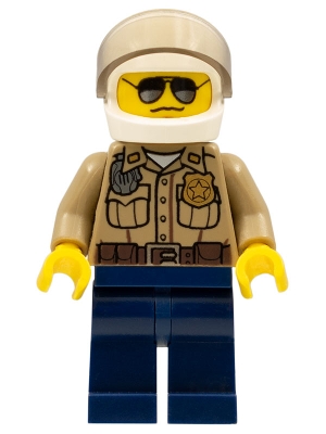 Forest Police - Dark Tan Shirt with Pockets, Radio and Gold Badge, Dark Blue Legs, White Helmet with Visor, Black and Silver Sunglasses
Komplett i god stand.