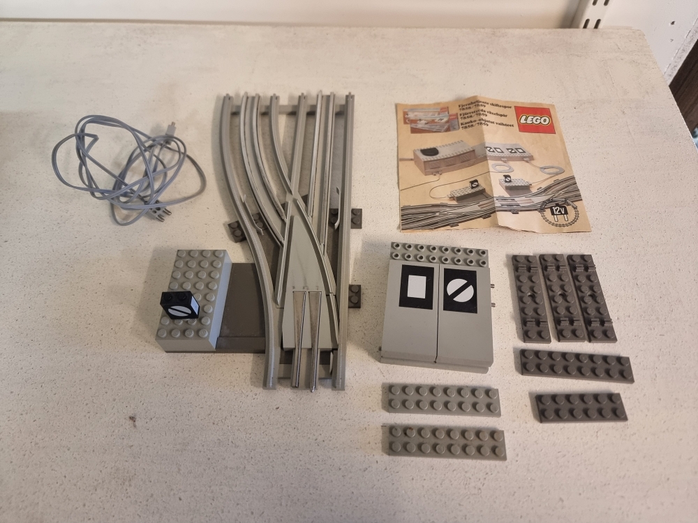 Sett 7859 fra Lego Train : 12v serien
Komplett med manual. Testet og fungerer.
Meget pent.