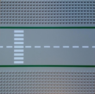Baseplate, Road 32 x 32 8-Stud Straight with Street with Green Lines and White Crosswalk Pattern
God stand. Bruksmerker forekommer grunnet alder.
Bilde er eksempel.