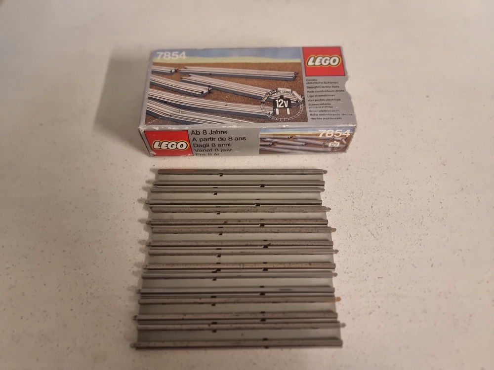 Sett 7854 fra Lego Train : 12V serien.
Brukt men fungerer. Kan renses med stålull for å bli gode som nye.
Med eske.