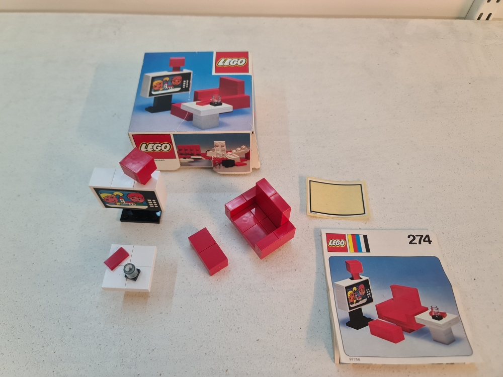 Sett 274 fra Lego Homemaker serien.

Nydelig sett. Ser nytt ut.
Komplett med manual og eske.