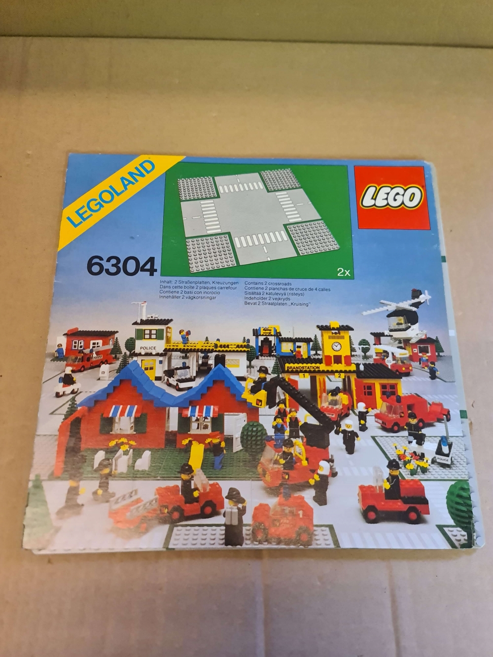 Sett 6304 fra Lego Classic Town serien.
Meget pent. Med omslag. Ser nesten nytt ut.