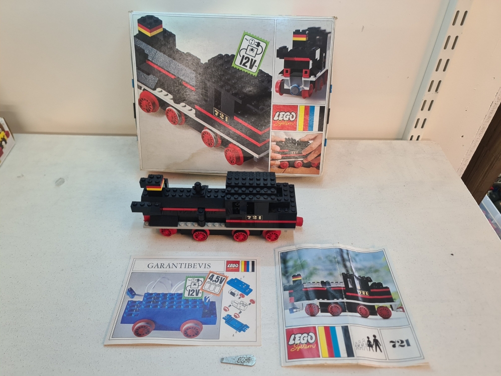 Sett 721 fra Lego Train : 12V serien.
Meget fint sett for alder.
Komplett foruten blå magnet foran. Meget sjelden skrutrekker er med.
Med manual og eske.