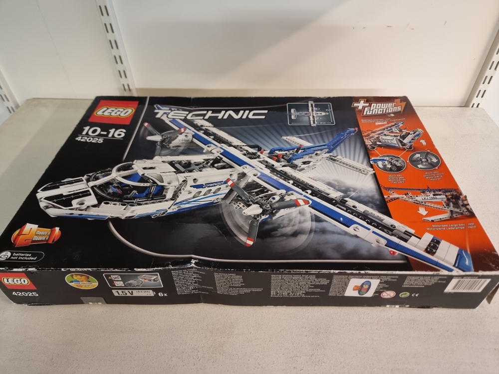 Sett 42025 fra Lego Technic serien.
Uåpnet i eske.
Esken har merker etter lagring.