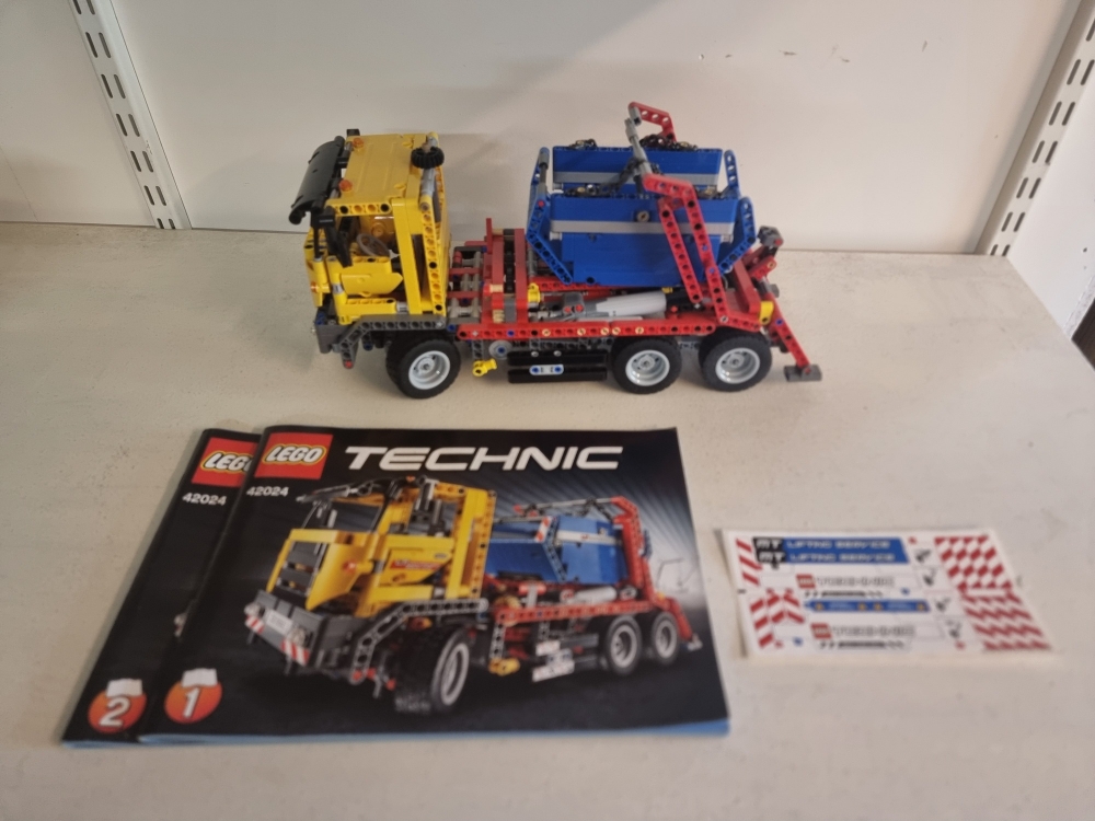 Sett 42024 fra Lego Technic serien.
Som nytt.
 Komplett med manualer og ubrukte klistremerker.
