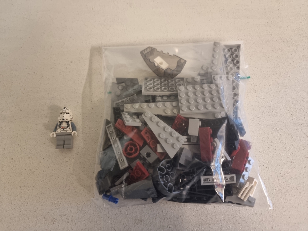Sett 6205 fra Lego Star Wars : Episode 3 serien.
Pent sett.
Komplett uten manual. Noe støv.