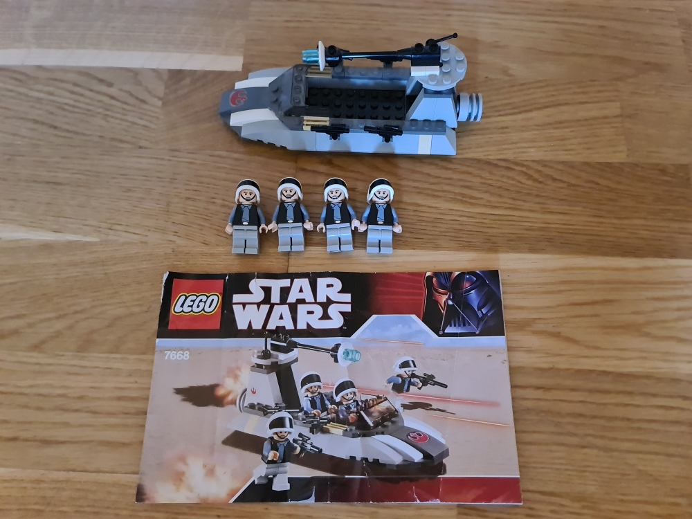 Sett 7668 fra Lego Star Wars : Episode 4/5/6 serien.
Pent sett. Komplett foruten to klistremerker.
Med manual.