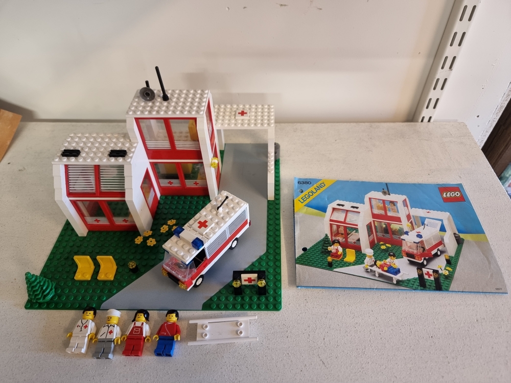 Sett 6380 fra lego Classic Town serien.
Pent brukt sett. Noe bruksslatasje etter så mange år men fint.
Komplett med manual.