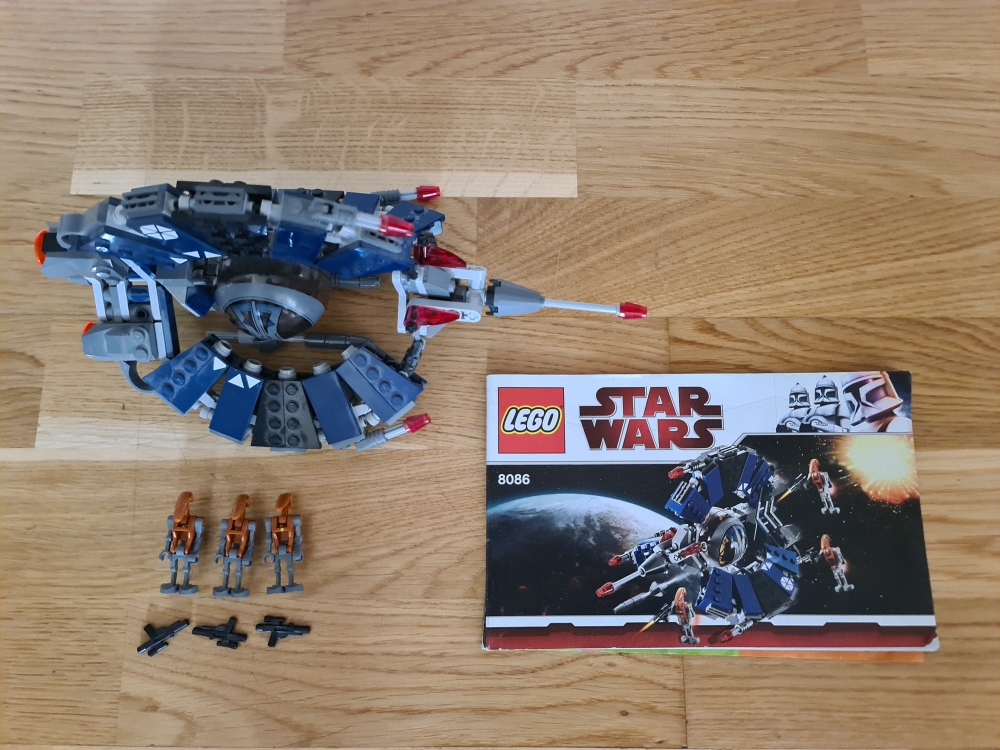 Sett 8086 fra Lego Star Wars: The Clone Wars serien. 
Meget pent, under litt støv.
Komplett med manual.