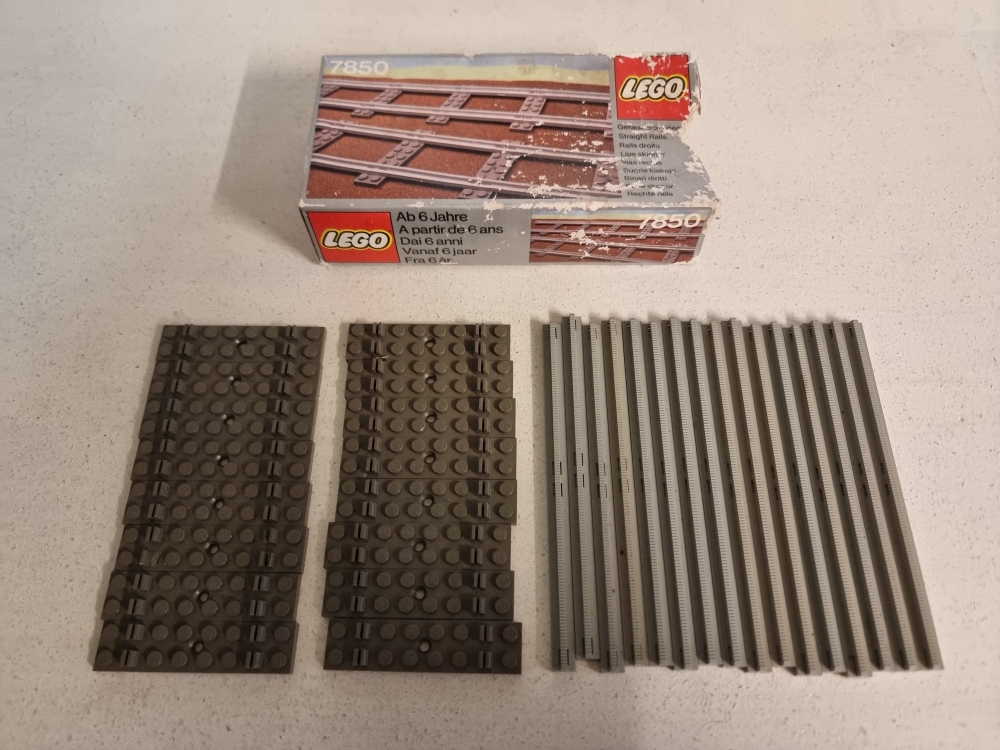 Sett 7850 fra Lego Train : 12V/4.5V serien.
Komplett med eske.
I god stand.