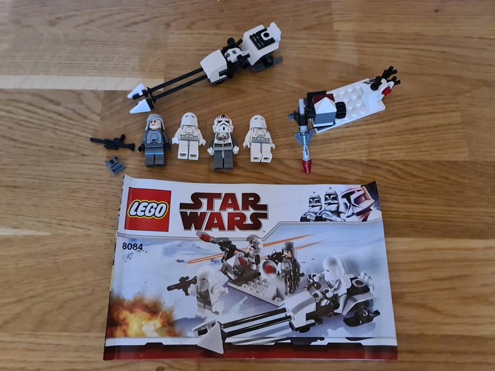 Sett 8084 fra Lego Star Wars : Episode 4/5/6 serien
Meget pent. Komplett med manual og nydelige figurer.
