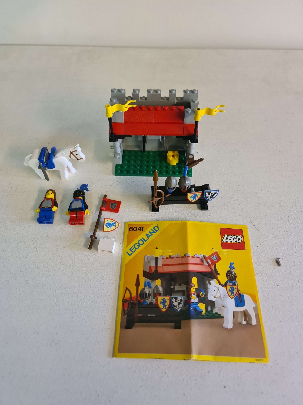 Sett 6041 fra Lego Castle : Lion Knights serien.
Veldig fint sett. Mangler sort sverd, ellers komplett.
Byttet til grått sverd.
Med manual.