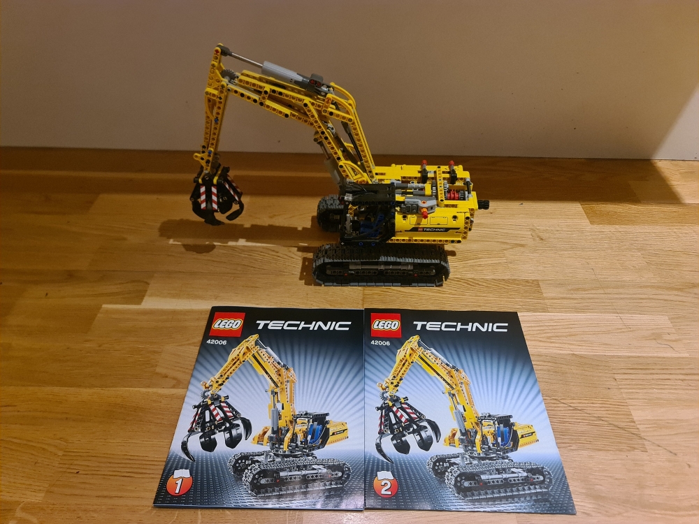 Sett 42006 fra Lego Technic.
Komplett med manualer.
Oppgradert med sett 8293 med batteriboks, motor, og lys.